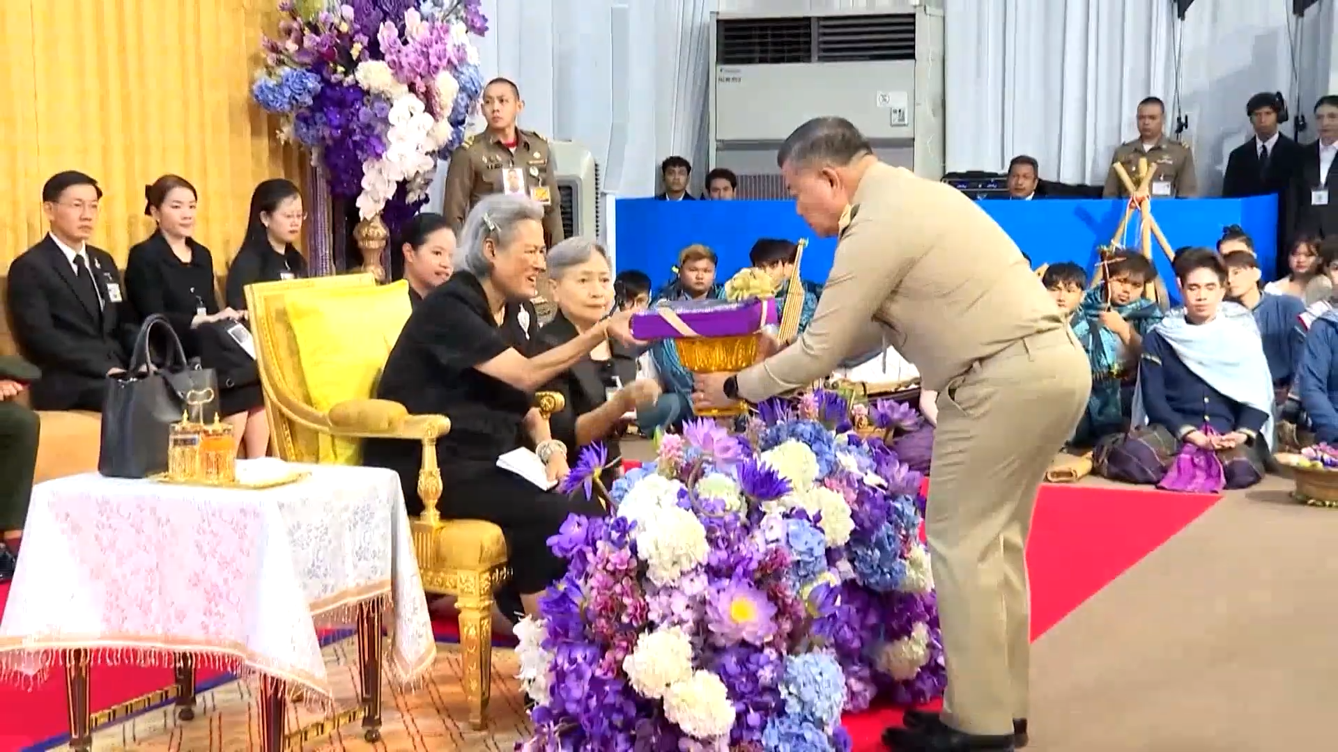 title - สำนักงานการปฏิรูปที่ดินเพื่อเกษตรกรรม ร่วมเฝ้าฯ รับเสด็จ สมเด็จพระกนิษฐาธิราชเจ้า กรมสมเด็จพระเทพรัตนราชสุดา ฯ สยามบรมราชกุมารี เสด็จพระราชดำเนินไปทรงเปิดงานเทิดพระเกียรติและน้อมรำลึก ในพระมหากรุณาธิคุณของสมเด็จพระนางเจ้าสิริกิติ์ พระบรมราชินีนาถ พระบรมราชชนนีพันปีหลวง “ภูษา ธัญญา ราชินี”